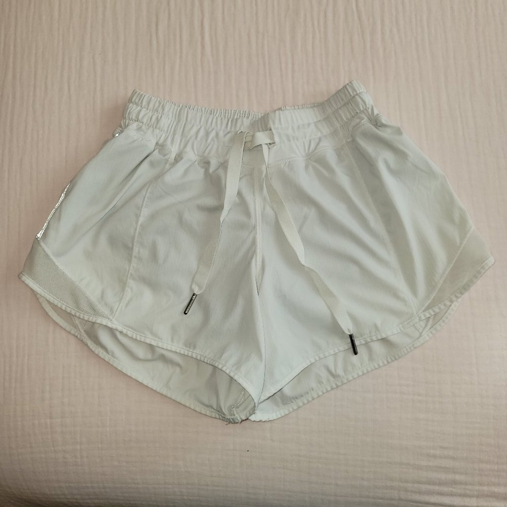 Lululemon white hotty hot 2.5" shorts size 4